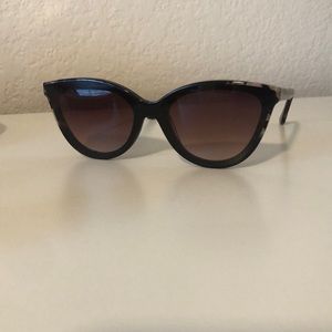 KREWE SUNGLASSES MONROE NYLON
Color: Crema to Black